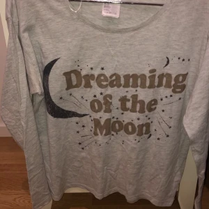 Natt tröja  - Natt tröja som är använd ett par gånger men är i bra skick. Skön och sova med. Frakten står ni för (63kr)