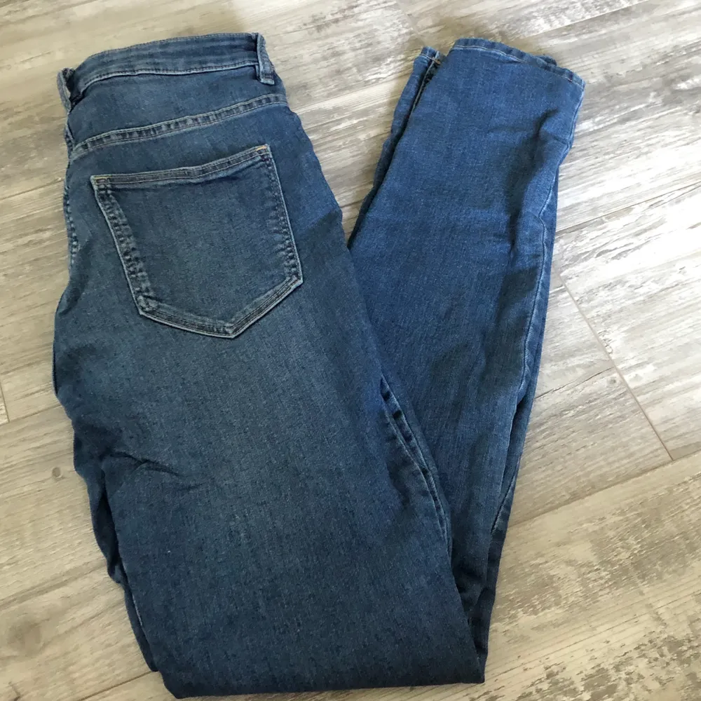 jätte snygga byxor som nästan aldrig är använda då de är förstora :( frakten ingår i priset 🥰. Jeans & Byxor.