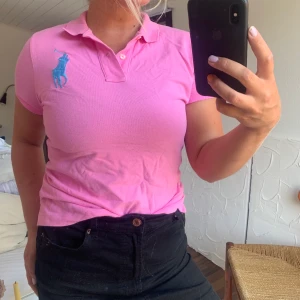 Rosa Polo pike M  - Rosa piké från POLO med blå stor häst, nästintill oanvänd, frakt tillkommer