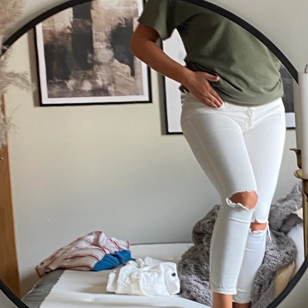Snygga vita tights Jeans med egengjorda hål på knäna. Eventuell frakt tillkommer🌸. Jeans & Byxor.