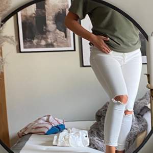 Snygga vita tights Jeans med egengjorda hål på knäna. Eventuell frakt tillkommer🌸