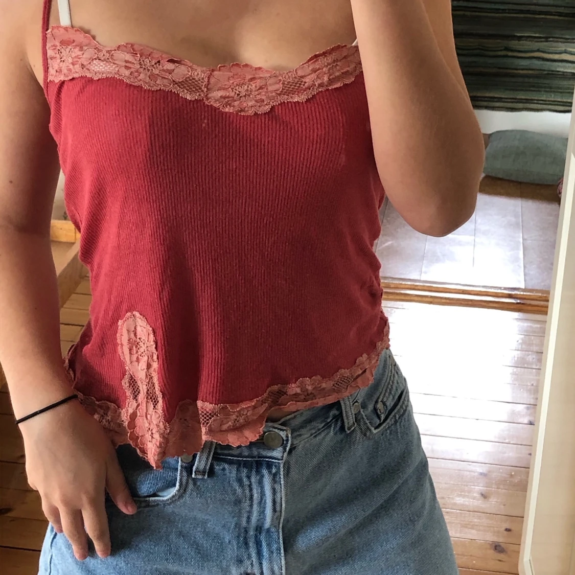 Ljusrött ribbat linne med spets - 90