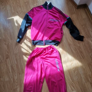 Adidas tracksuit storlek 174 (S/M)  - Snygg Adidas tracksuit (byxor + tröja). Storlek 174 (passar storlek S / M) 🌻