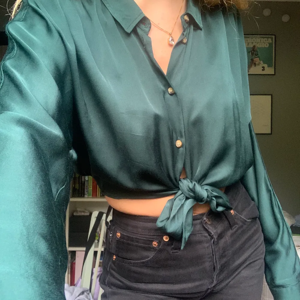 Smaragdgrön skjorta från urban outfitters i sidenliknande material. Storlek M men passar perfekt även på mindre storlekar, köparen står för frakten . Toppar.