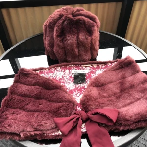 Halsduk och mössa från Rules by Mary  - Fin halskrage/ halsduk som kan knytas i fuskpäls med tillhörande mössa från Rules by Mary. Använt endast en gång.