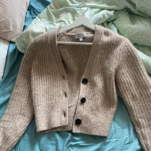 And Other stories kofta - Assnygg kofta. Nypris 890kr. Storlek ex. Buda i kommentarerna