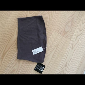 Oanvänd topp från nelly - Helt ny croptop från Nelly. Strl m 