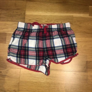 Pyjamas short - Fina rutiga pyjamas shorts från Holly White nu lindex💕 använd ett fåtal gånger, men säljer pågrund av att jag int använder de