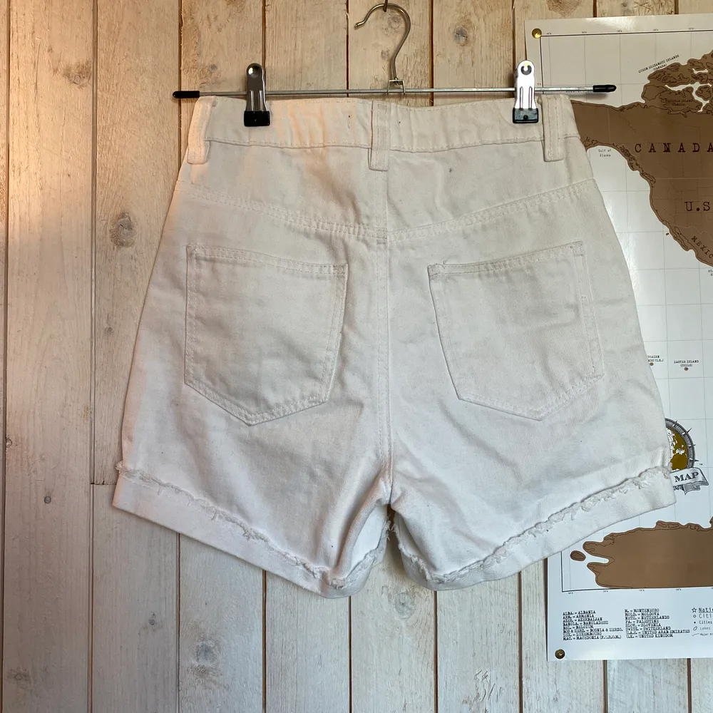 Vita shorts från rut m. fl. Tyvärr försmå, köparen står för frakten ✨❣️❣️. Shorts.