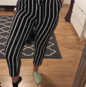 HM paperbag byxor  - Säljer mina jättefina och sköna paperbag byxor från HM!! Knyt runt midjan och dem är högmidjande. Plagget är knappt använt, skulle säga att det är i nyskick!!☀️☀️ Dem är lite korta i längden/benen för mig som 170!   Plagget kommer från ett hem utan husdjur och rökare!!👍🏼😍