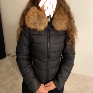 Rock and blue jacka - Den nyaste modellen i rock and blue jacka. Den är från förra året och det är äkta jättefin päls. Den är i storlek M men passar även S. Nypris 3900kr + pälsen 800kr. 