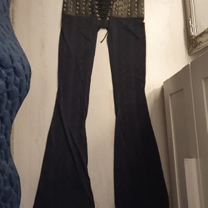 Fräna byxor!  - Gjorde efter min passform ( jag är 172 o väger 59kg) passar inte om man har breda höfter. Motsvarar xs-s