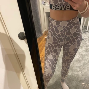 Träningssätt från Svea - Skönaste Träningstightsen som finns tsm med en en sport topp. Väldigt fint skick 350 för båda delarna +frakt 