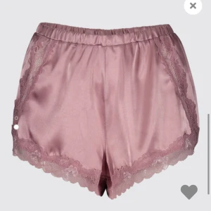 Svarta sidenshorts - Svarta shorts från new yorker i sidenimitation med spets. (Säljer alltså inte de rosa, utan samma modell men svarta)🥰 aldrig använda då de är för små för mig, prislapp kvar! nypris: 95kr. Kan mötas upp i Uppsala eller frakta för 15kr💕