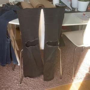 Crocker jeans  - Botcut jeans, men jag skulle säga att det är mer raka i modellen än utsvängda. Storleken är 25/32  