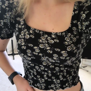 superfintröja  - En superfin tröja från ginatricot, så himla skön o fin. Är XS men passar de flesta då den är riktigt stretchig. Aldrig använd, möts i norrköping eller fraktar för 29kr. ❤️