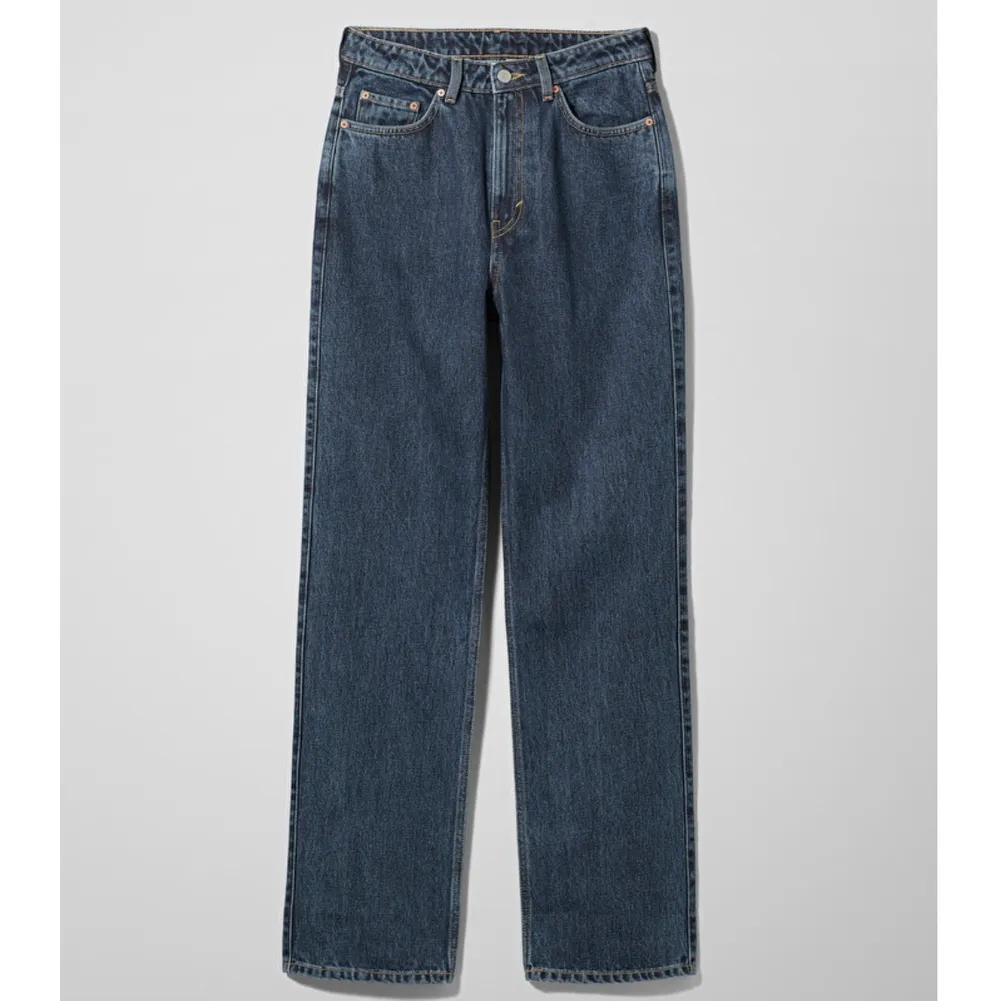 Ett par mörkblå jeans ifrån weekday i storlek 28/30, de är aldrig använda pga att jag köpte för liten storlek och hade redan tagit av prislappen osv... Jeans & Byxor.