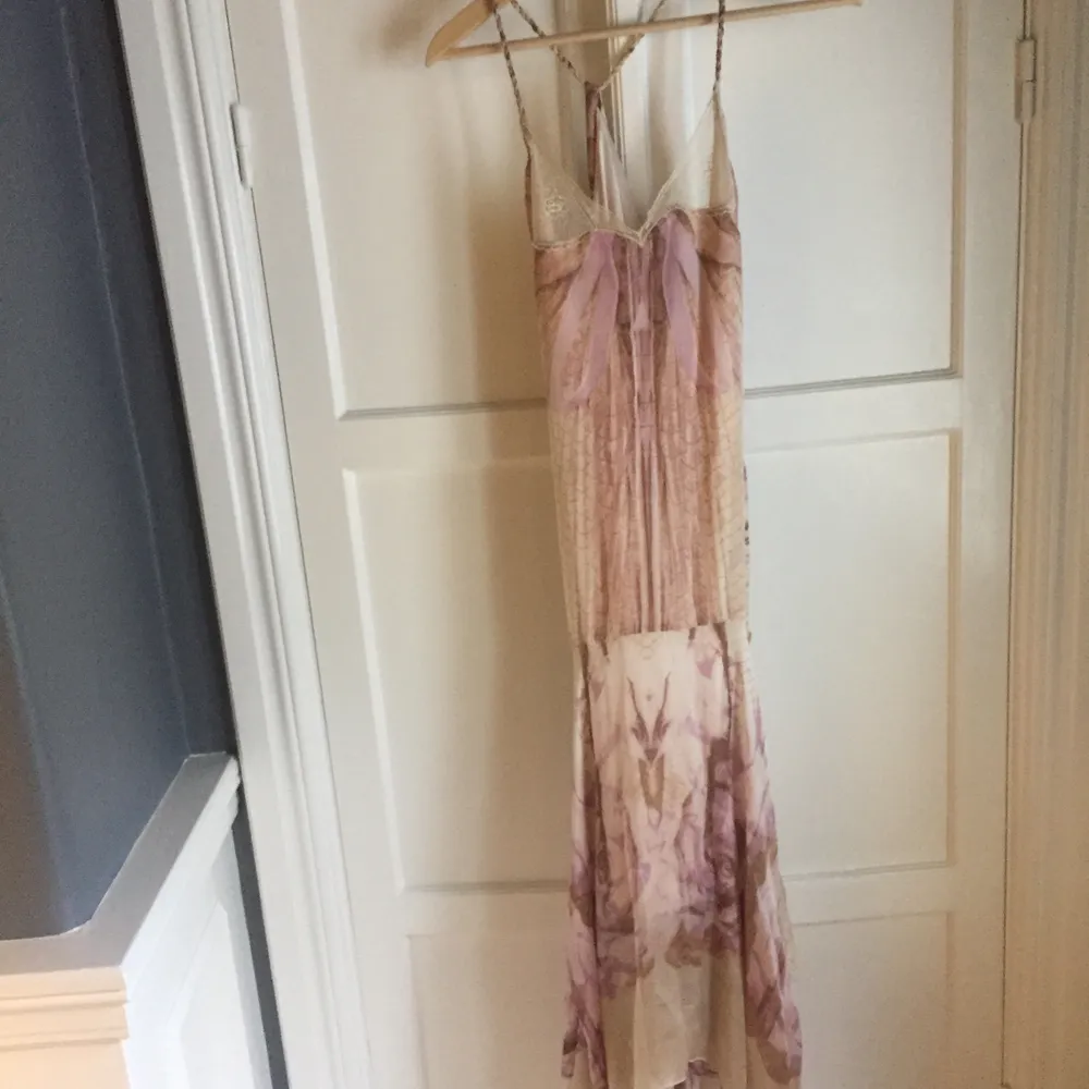 The most beautiful R.Cavalli dress in soft colors .perfekt for summer festivities and much more. Worn 1. Conditions as new. Silk.. Klänningar.
