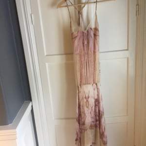 The most beautiful R.Cavalli dress in soft colors .perfekt for summer festivities and much more. Worn 1. Conditions as new. Silk.
