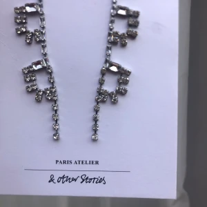 Kristall örhängen från ”& Other Stories” - Helt oanvända. Originalpris 250 kr. Jätte fina statement örhängen. Frakt cirka 30 kr.
