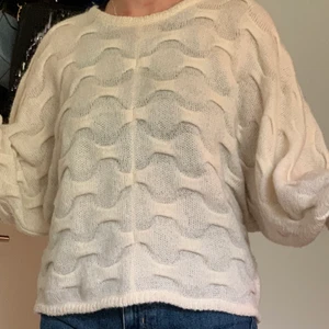 Stickad tröja i MOHAIR BLEND - Gräddvit stickad tröja i mohair blend. En specialkollektion från BIKBOK med dyrare varor med riktigt bra kvalitet. I mycket gott skick!