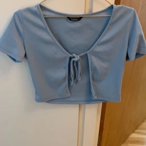 En blå tröja/kofta - Bara använt den en gång så den är som ny.