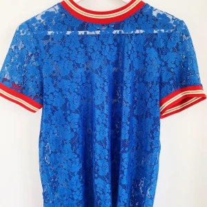 Spets T-shirt  - T-shirt i spets med superfina detaljer. En tröja som verkligen gör en hel outfit! Inköpt från Only. Sparsamt använd. 