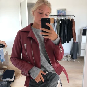 Röd skinnjacka - Röd fakeskinnjacka från Zara, knappt använd. As ball att klä upp eller ha till vardags.