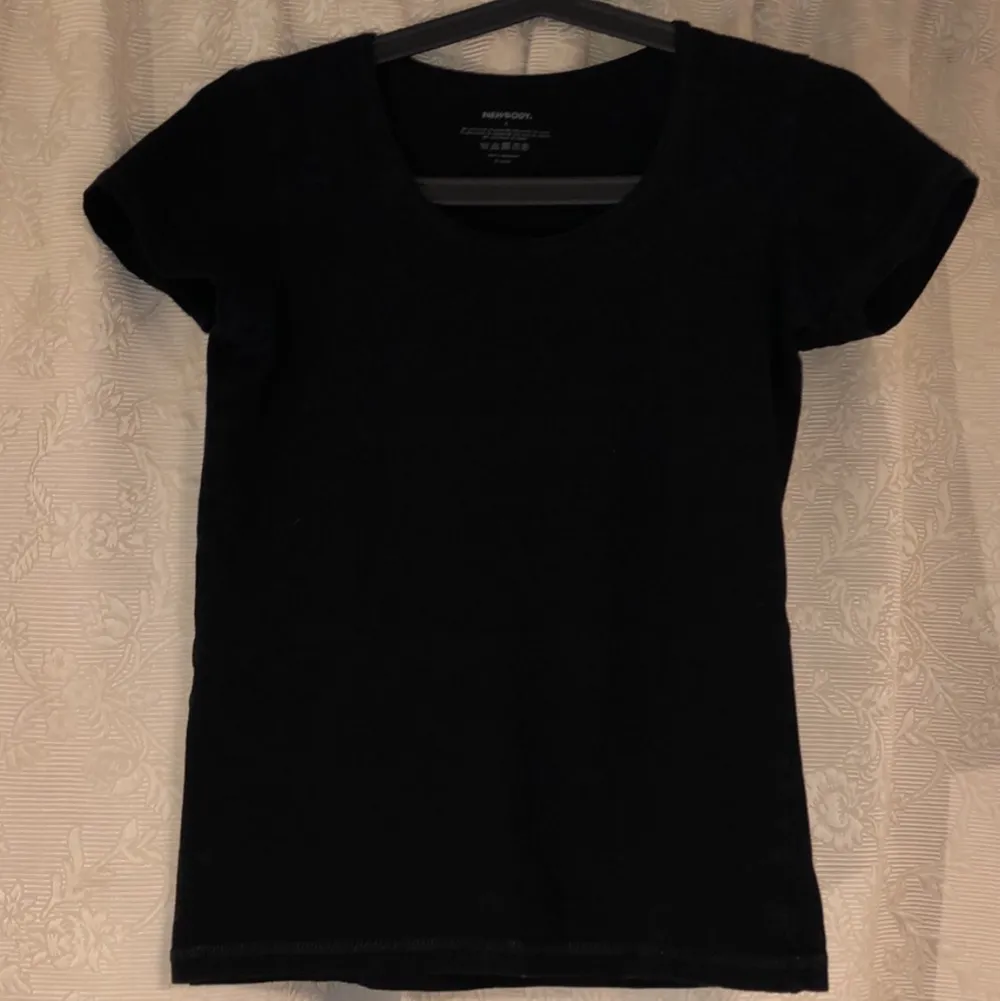 En svart t-shirt från newbody i storlek S... ⚡️  Kolla gärna in resten i min profil 🌎 Pris går att diskuteras!  Köpare står för frakt  📦 (44kr) totalt- 74 kr  . T-shirts.