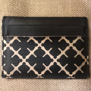 Korthållare Marlene birger - Supersmidig och fin korthållare! Nypris 499kr mitt pris 200kr. Fraktar för 30kr. I använt skick men fortfarande så fin!!