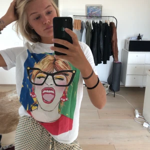 T-shirt med tryck - Najs T-shirt. Aldrig använd bara testad.