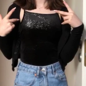 Svart glittrig body  - Använd 2 gånger, säljer för att den inte passar längre :( 