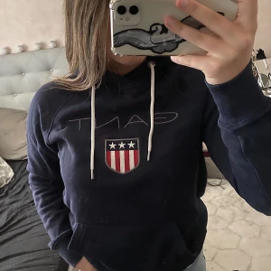 Gant hoodie - En marinblå gant hoodie i storlek XS funkar för en person som har S också. Hoodie är använd max 3gånger. Original priset ligger runt 1100kr jag säljer min hoodie för 500kr, bud går också. Köparen står för frakt. Skriv privat om ni är intresserade.