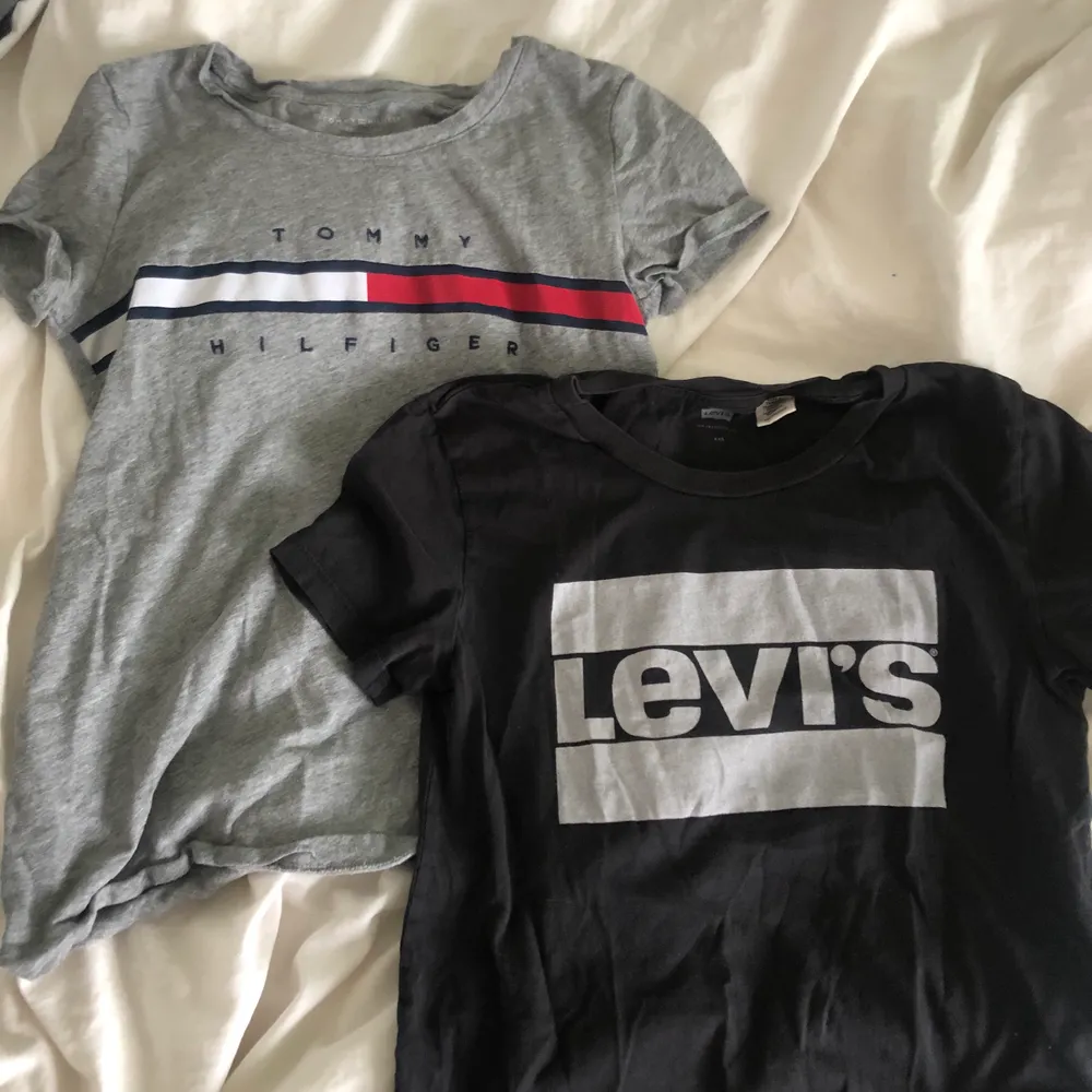 T-shorts i fint skick från Levis och Tommy hilfigher. Skriv för fler bilder eller frågor, frakt till kommer💘 pris kan diskuteras. T-shirts.