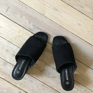 Monkiskor - Slip ins med klack (6 cm) från Monki i mockaimitation. Fint skick pga sällan använda! Kan skickas mot fraktkostnad eller mötas i sthlm. 
