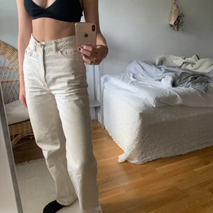 Weekday rowe jeans - Jeans i modellen Rowe! Nyskick! storlek 24/32 men skulle säga att de passar 25/32 då jag gjort försök till att töja ut höfterna m. varmt vatten. Skriv för mer bilder❣️
