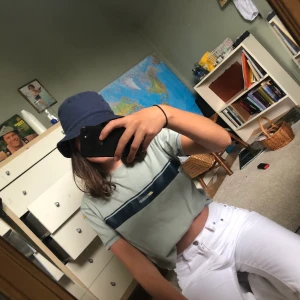 Reebok tröja - Vintage t-shift från Reebok i jättebra skick och superfin!! Strl s-m. Frakt 20kr