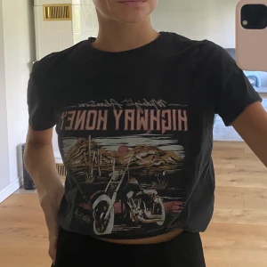 T-shirt med tryck - Jag säljer denna grå/svarta t-shirten med tryck från ginatricot. Säljs då den inte kommer till användning längre.  Lätt att matcha och är i fint skick. Köpt för 129kr men säljs för 70kr+frakt. Hör av sig om du är intresserad eller har frågor💕swish