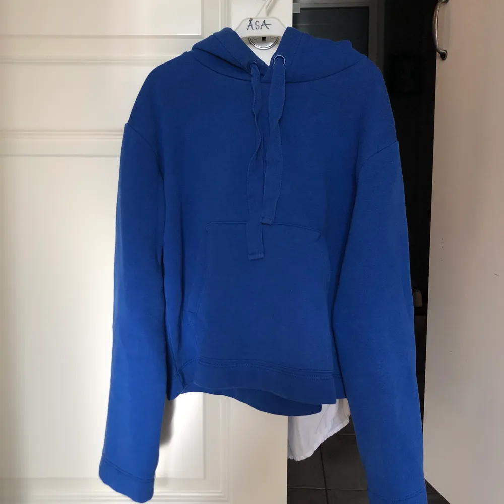 En mörkblå hoodie från H&M som är helt rak (utan muddar) både nedtill och i ärmarna. Frakt tillkommer 🥰. Hoodies.