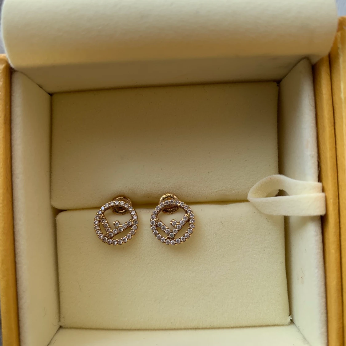 Äkta Fendi örhängen  - 90