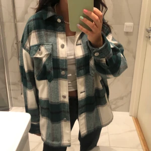 Zara jacka storlek S  - Säljer min rutiga zara jacka i grönt, storlek S. Den är i nyskick då jag endast använt den en gång. Frakt tillkommer💕