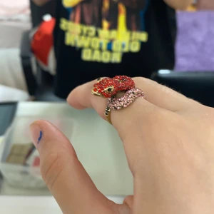 Cool ormring! - Snygg ormring med röd och silver kristaller på! 