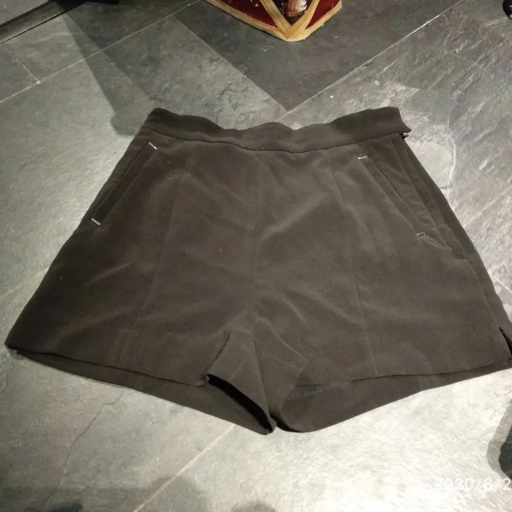 Strl 38 jätte fin kostym shorts med silver detaljer. Köparen står för eventuel frakt och kan hämtas i GBG . Shorts.