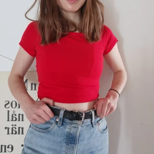 Röd topp - Skit snygg topp i en riktigt röd färg, stretchigt material och passar både xs/s/m (den formar sig verkligen efter kroppen!) säljer så det inte är min stil. (kan både frakta plagget eller mötas upp i Umeå🍓) 