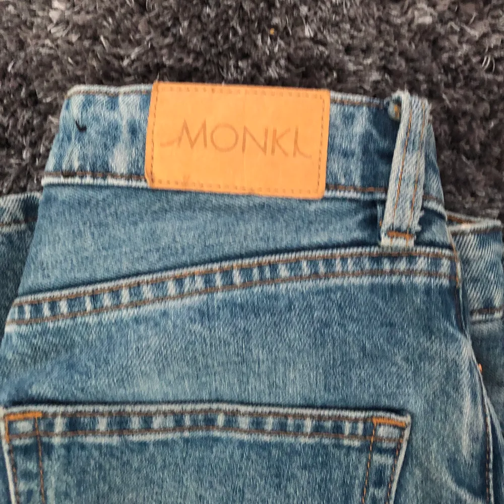 Monki momjeans i storlek xs, ej stretchiga. Jag är 163 cm och de slutar vid anklarna på mig, bra skick💗 . Jeans & Byxor.