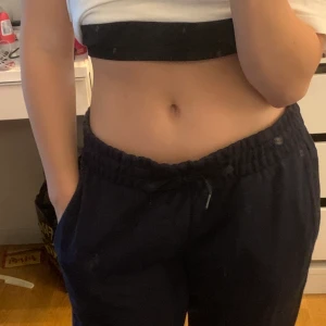 adidas mjukisbyxor - Adidas mjukisbyxor med adidasloggan på benet köpta för 400