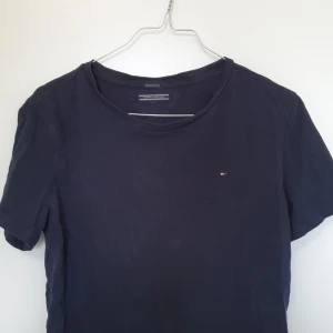 Tommy helfiger t'shirt  - Tommy helfiger t'shirt orginall pris 699 kr Mitt pris 300 kr + frakt 