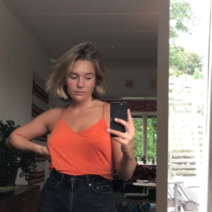 Oranget V-ringat linne - Superfint och framförallt BEKVÄMT linne i något fladdrigt och mjukt tyg haha. En klarorange färg och en mycket snygare modell än vanliga linnen.  Frakten står köparen för om man ej kan mötas i gbg :) 