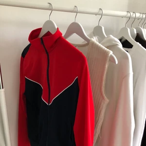 Röd Monki sport zipper - Supersnygg zipper från Monki! Använd 1 gång, är som ny. Möts upp i Stockholm eller fraktar, då köparen står för frakt!