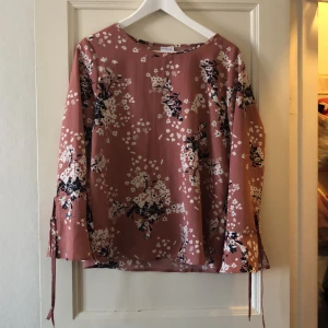 Blommig fest blus  - Passar S-L använd 2ggr 